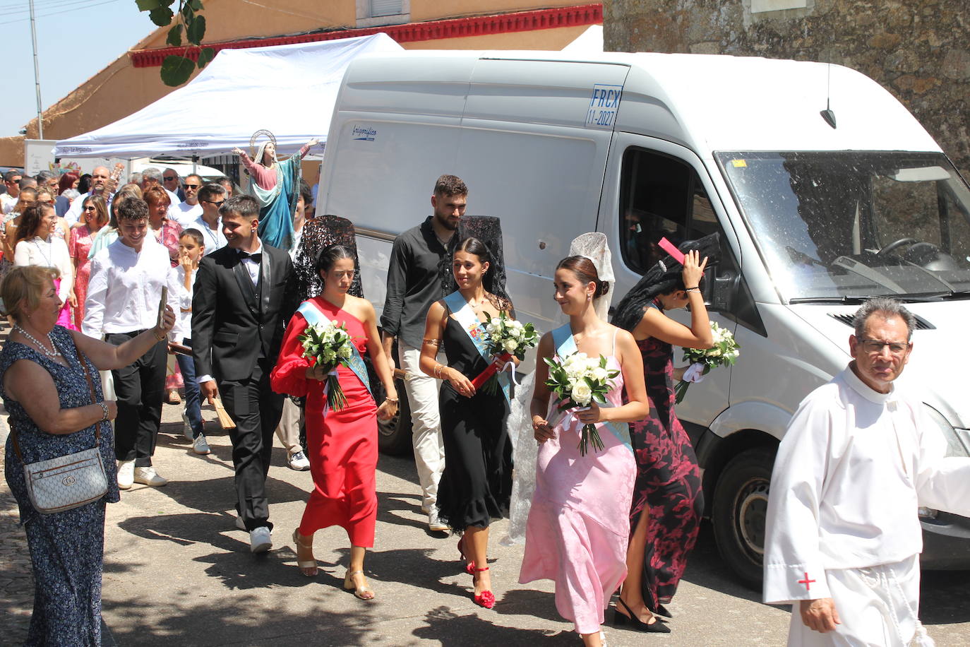 Todos de gala para rendir honores a la Virgen de la Asunción, en Fuentes de Oñoro