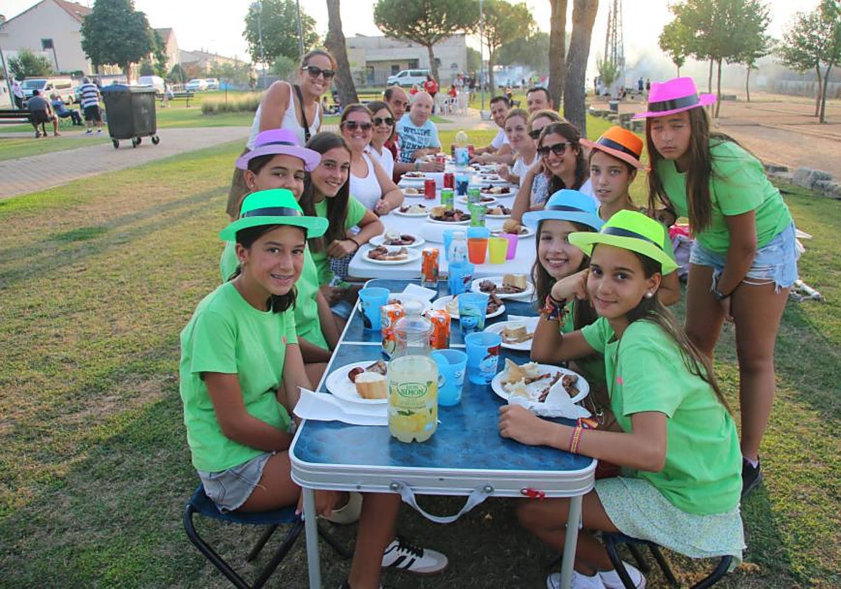 Villamayor de Armuña disfruta de las fiestas de verano con el río Tormes y la merienda de peñas