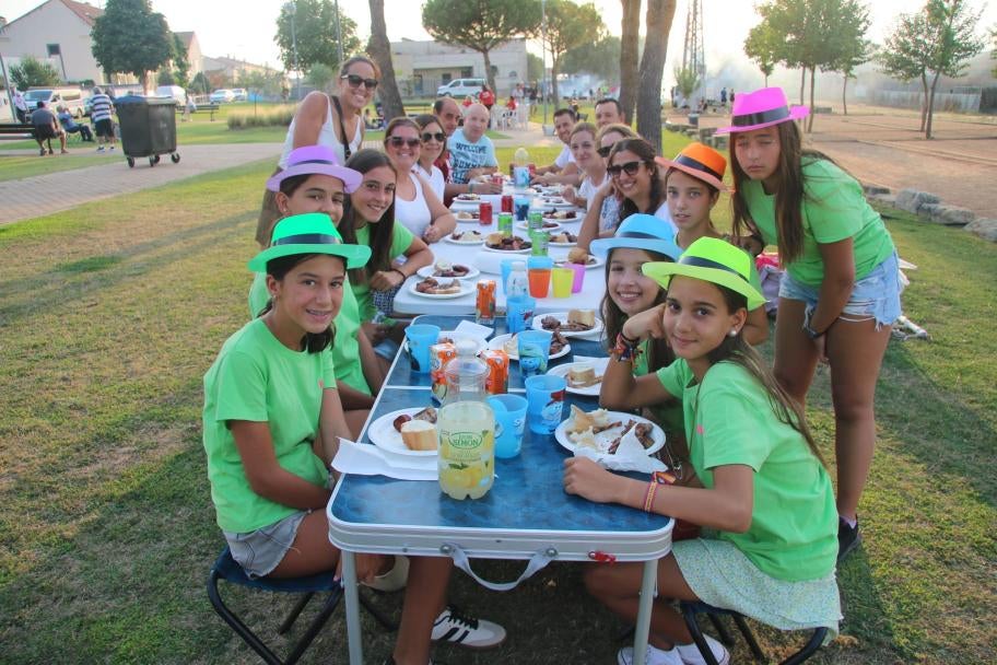 Villamayor de Armuña disfruta de las fiestas de verano con el río Tormes y la merienda de peñas