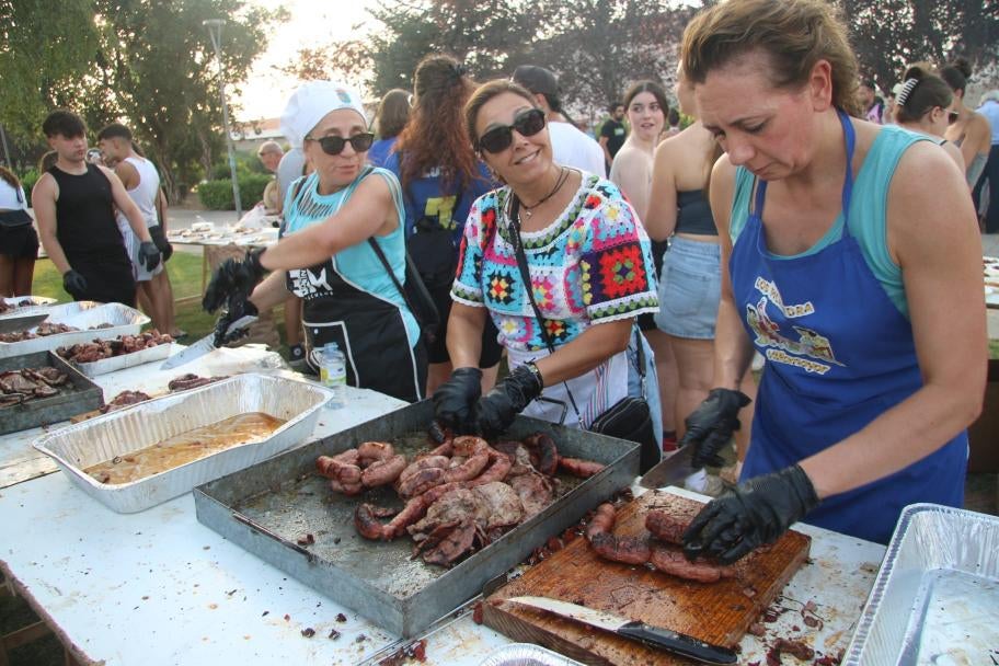 Villamayor de Armuña disfruta de las fiestas de verano con el río Tormes y la merienda de peñas