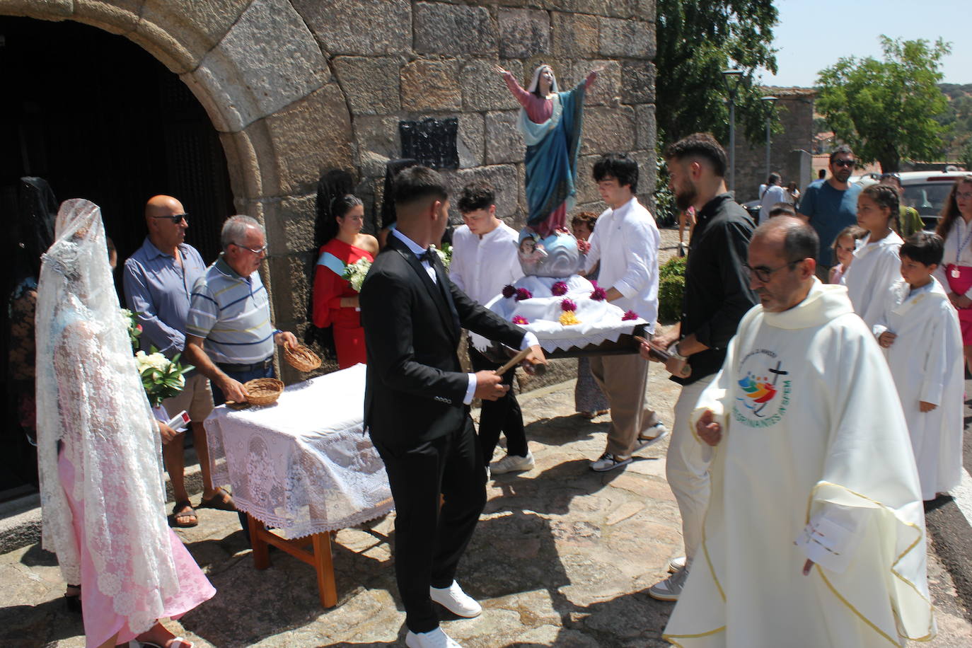 Todos de gala para rendir honores a la Virgen de la Asunción, en Fuentes de Oñoro
