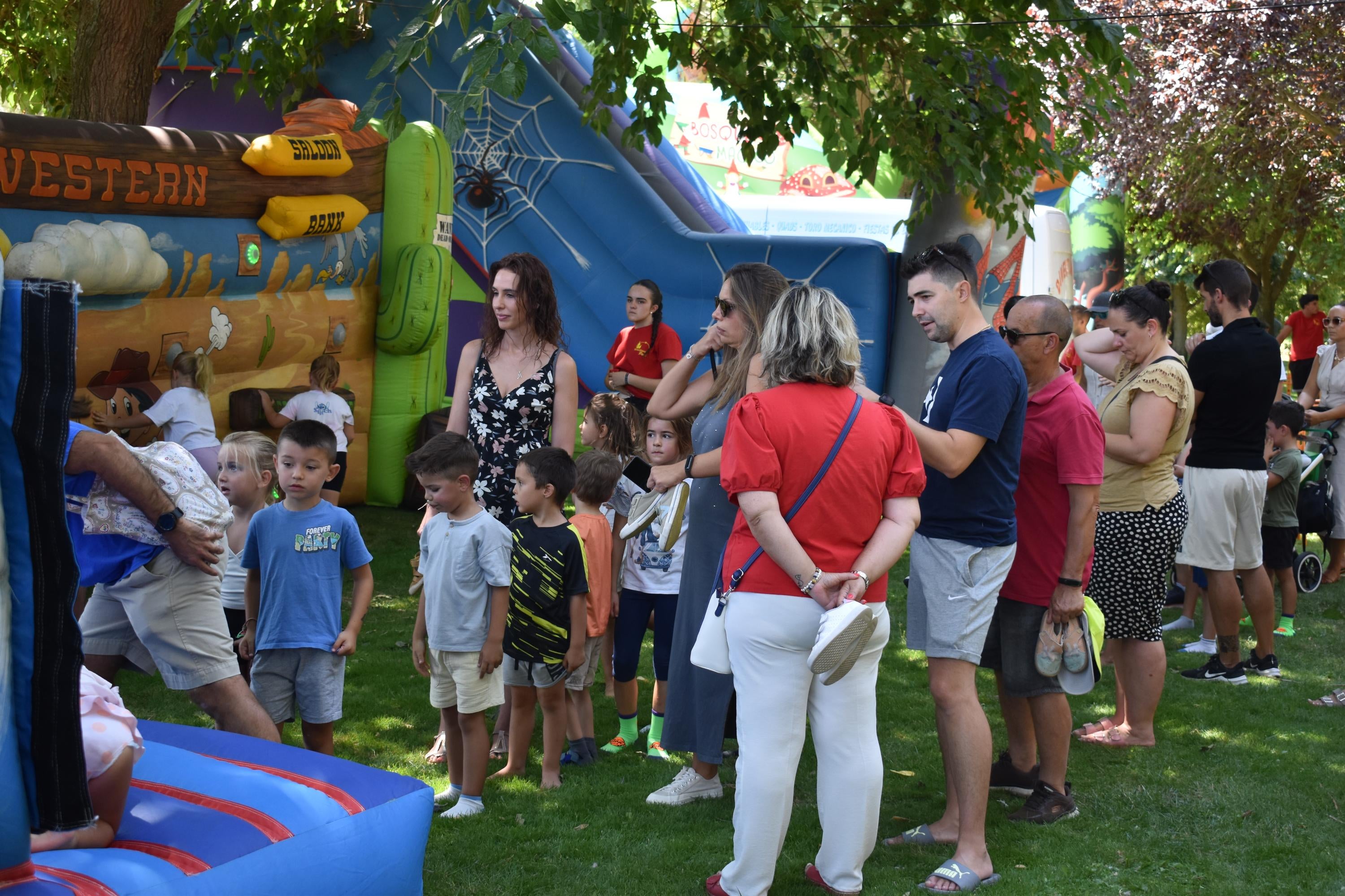 Los más pequeños marcan el ritmo festivo en Carbajosa de la Sagrada