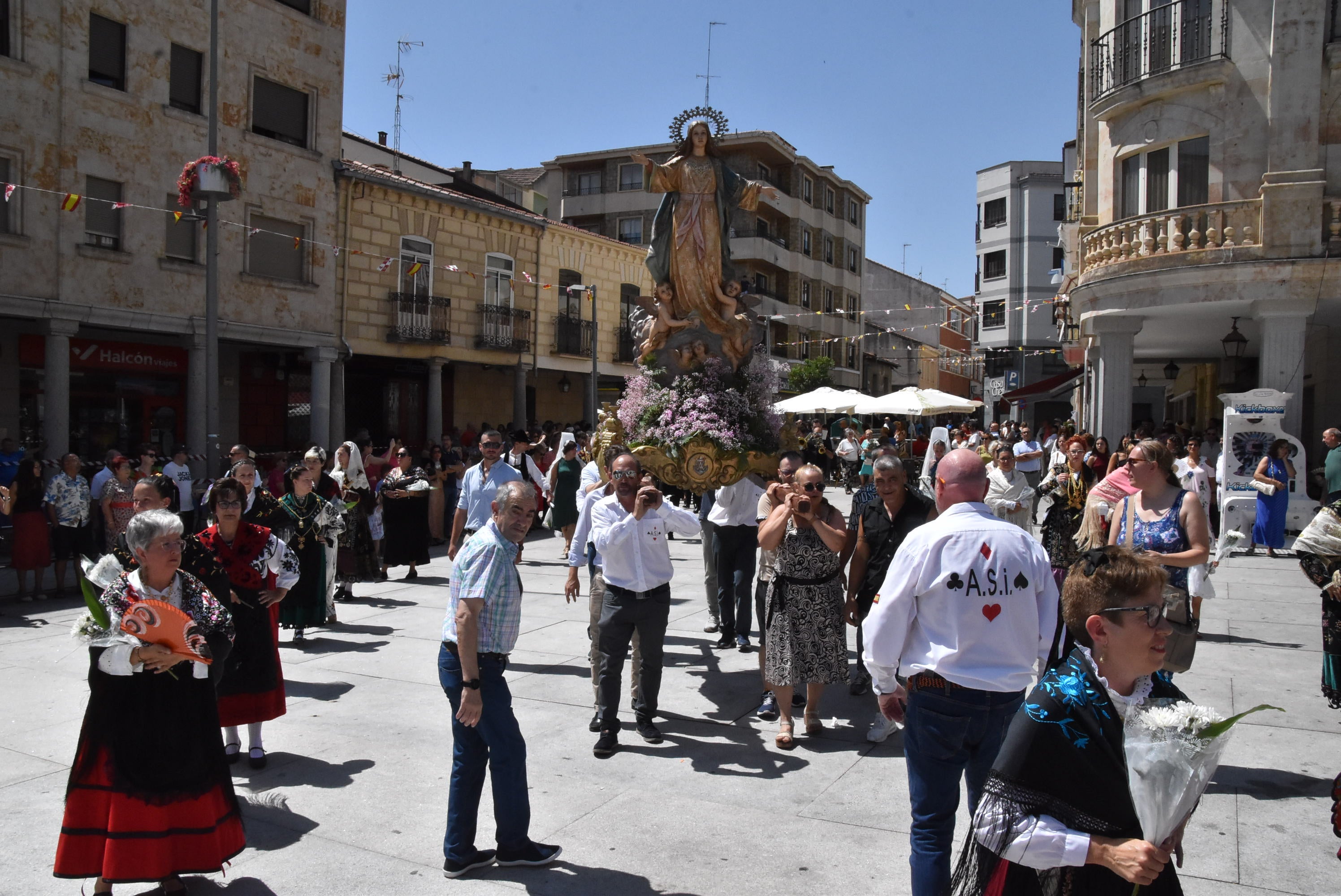 Guijuelo renueva su devoción con la Virgen de la Asunción en el día grande de sus fiestas