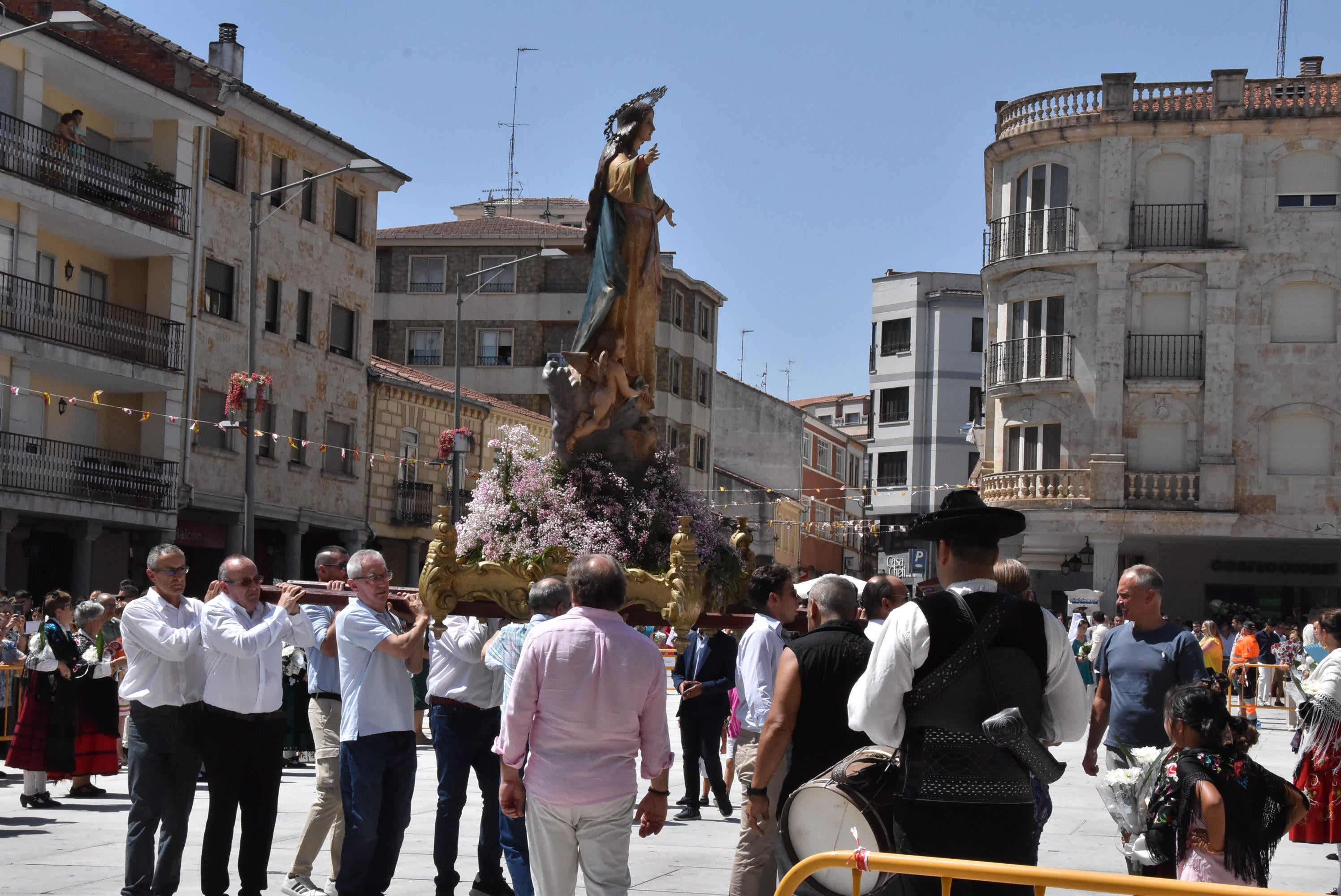 Guijuelo renueva su devoción con la Virgen de la Asunción en el día grande de sus fiestas