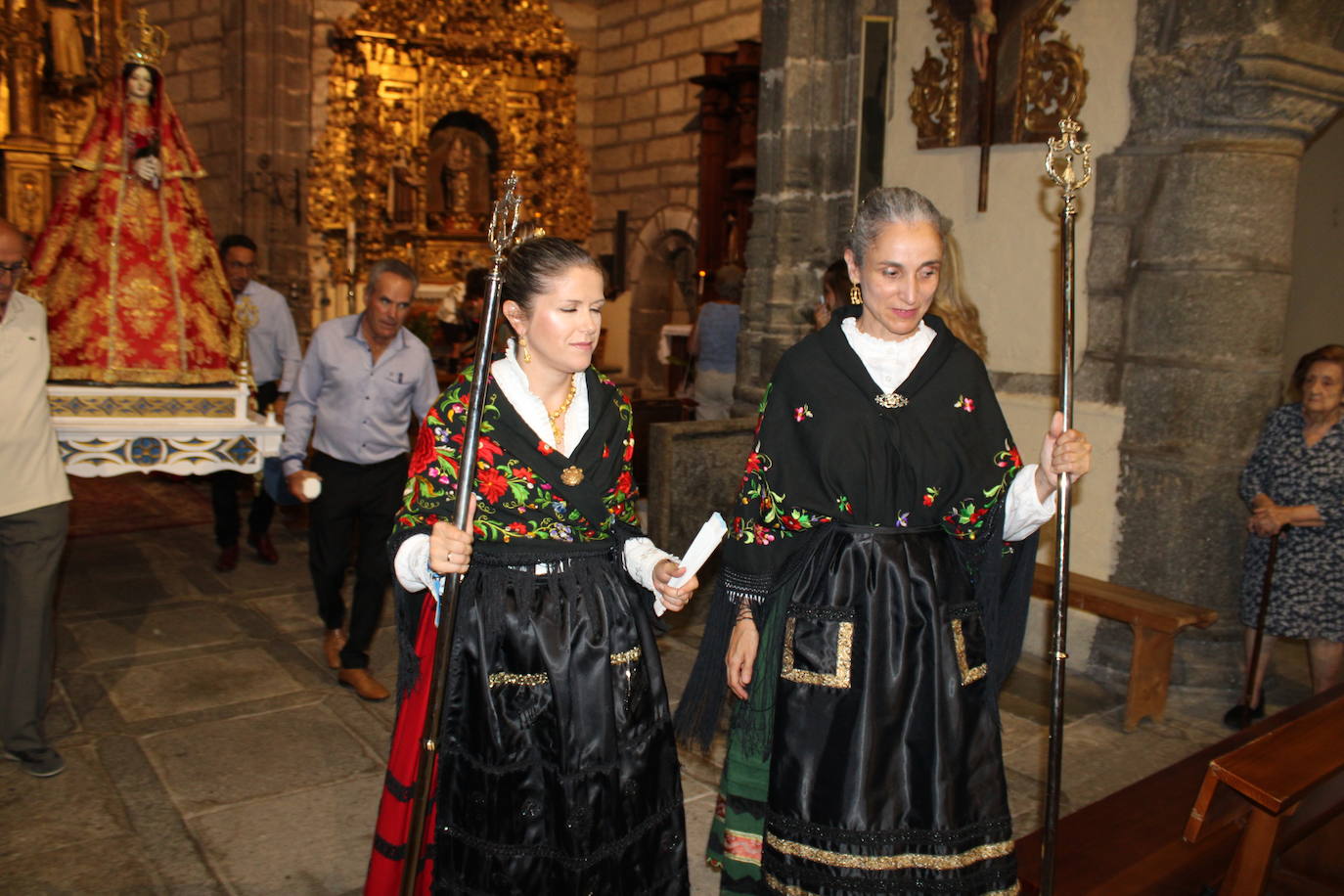 Gallegos de Solmirón acompaña a la Virgen de Gracia Carrero en su regreso a la ermita