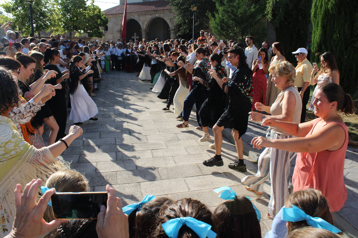 Gallegos de Solmirón acompaña a la Virgen de Gracia Carrero en su regreso a la ermita