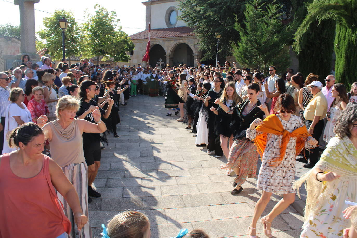 Gallegos de Solmirón acompaña a la Virgen de Gracia Carrero en su regreso a la ermita