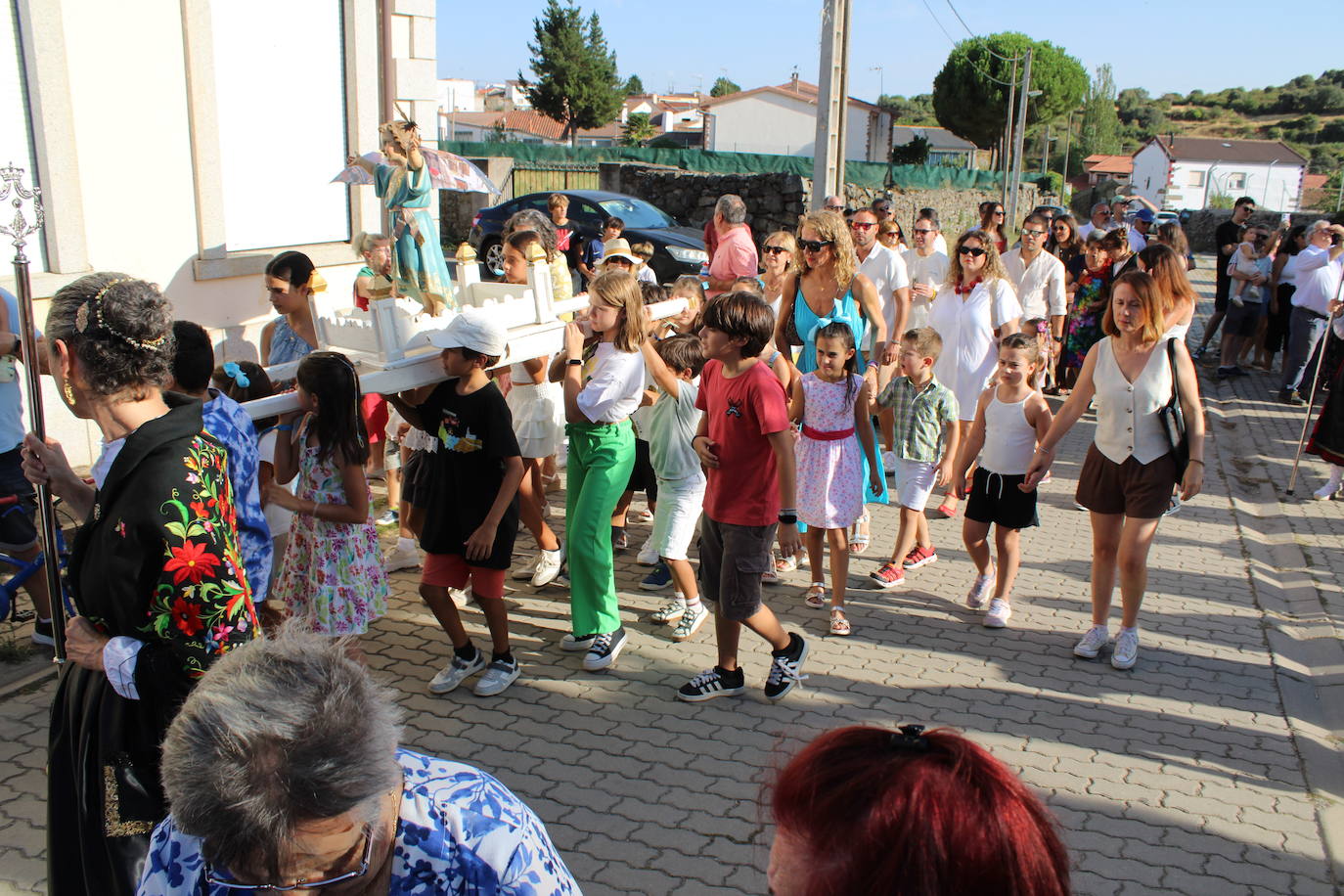 Gallegos de Solmirón acompaña a la Virgen de Gracia Carrero en su regreso a la ermita