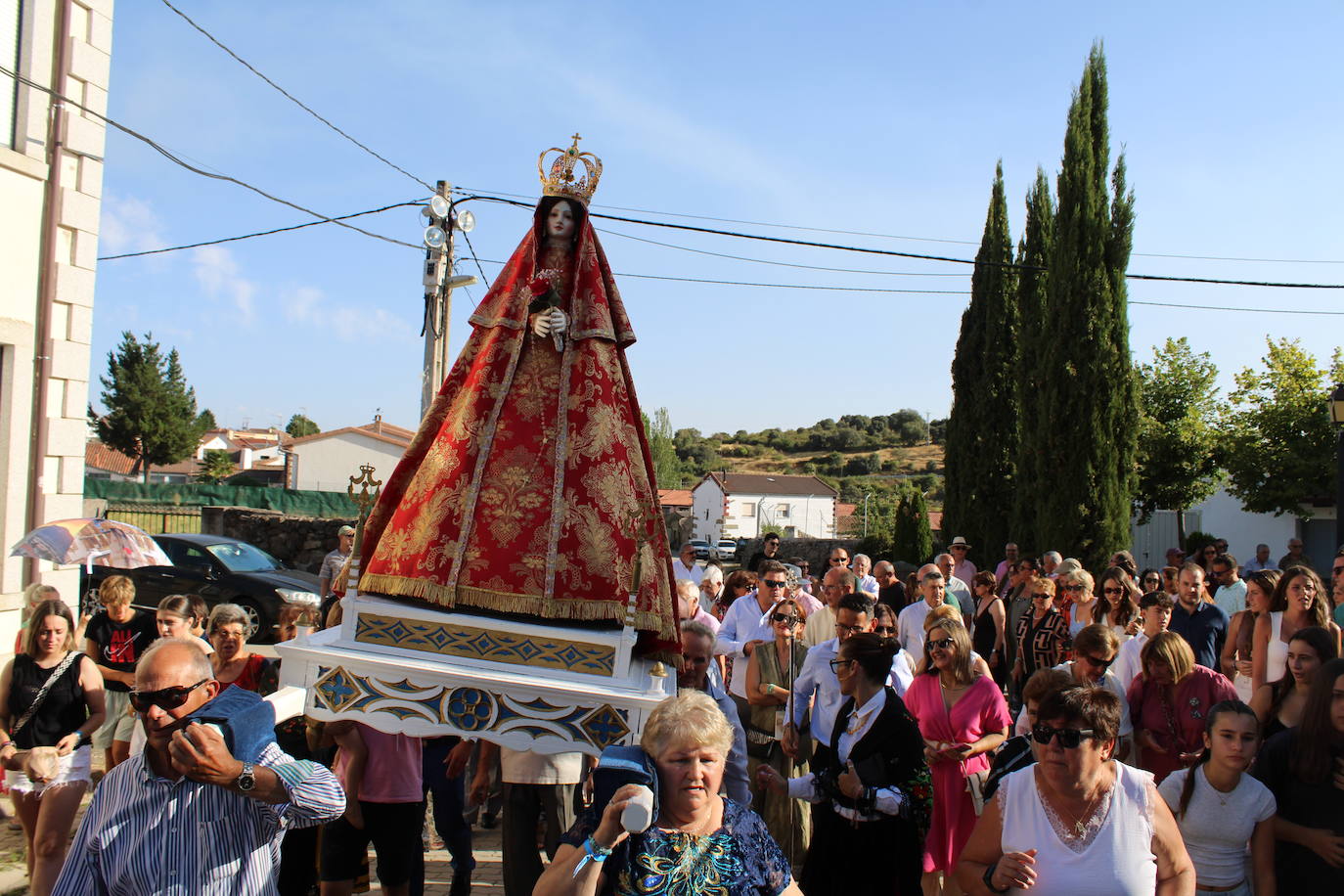 Gallegos de Solmirón acompaña a la Virgen de Gracia Carrero en su regreso a la ermita