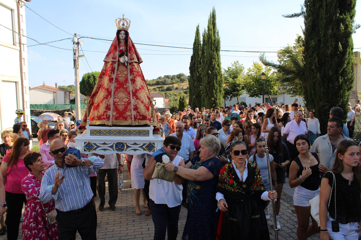 Gallegos de Solmirón acompaña a la Virgen de Gracia Carrero en su regreso a la ermita