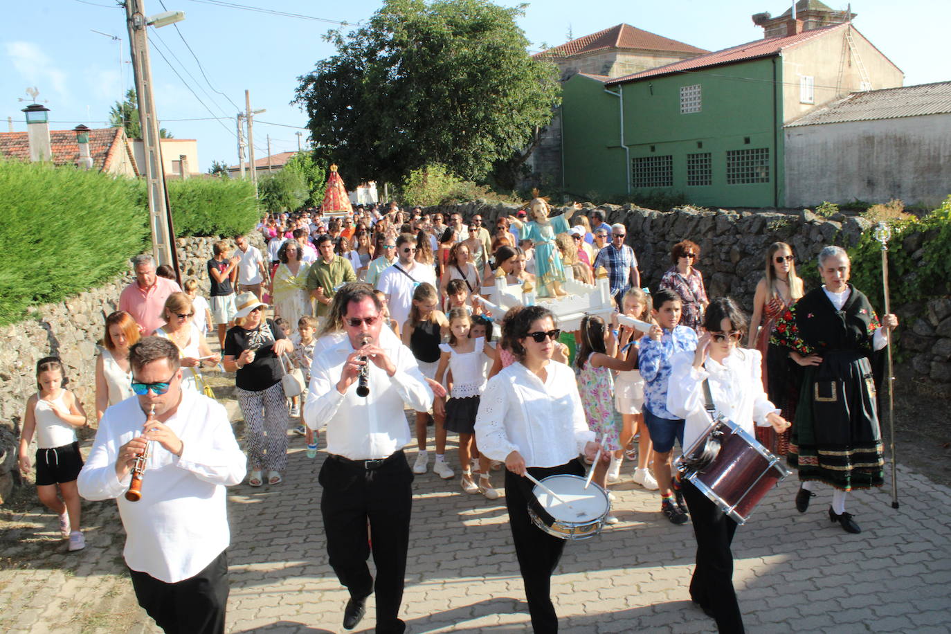 Gallegos de Solmirón acompaña a la Virgen de Gracia Carrero en su regreso a la ermita
