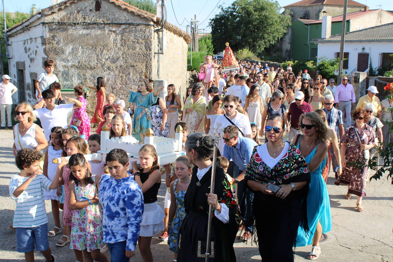 Gallegos de Solmirón acompaña a la Virgen de Gracia Carrero en su regreso a la ermita
