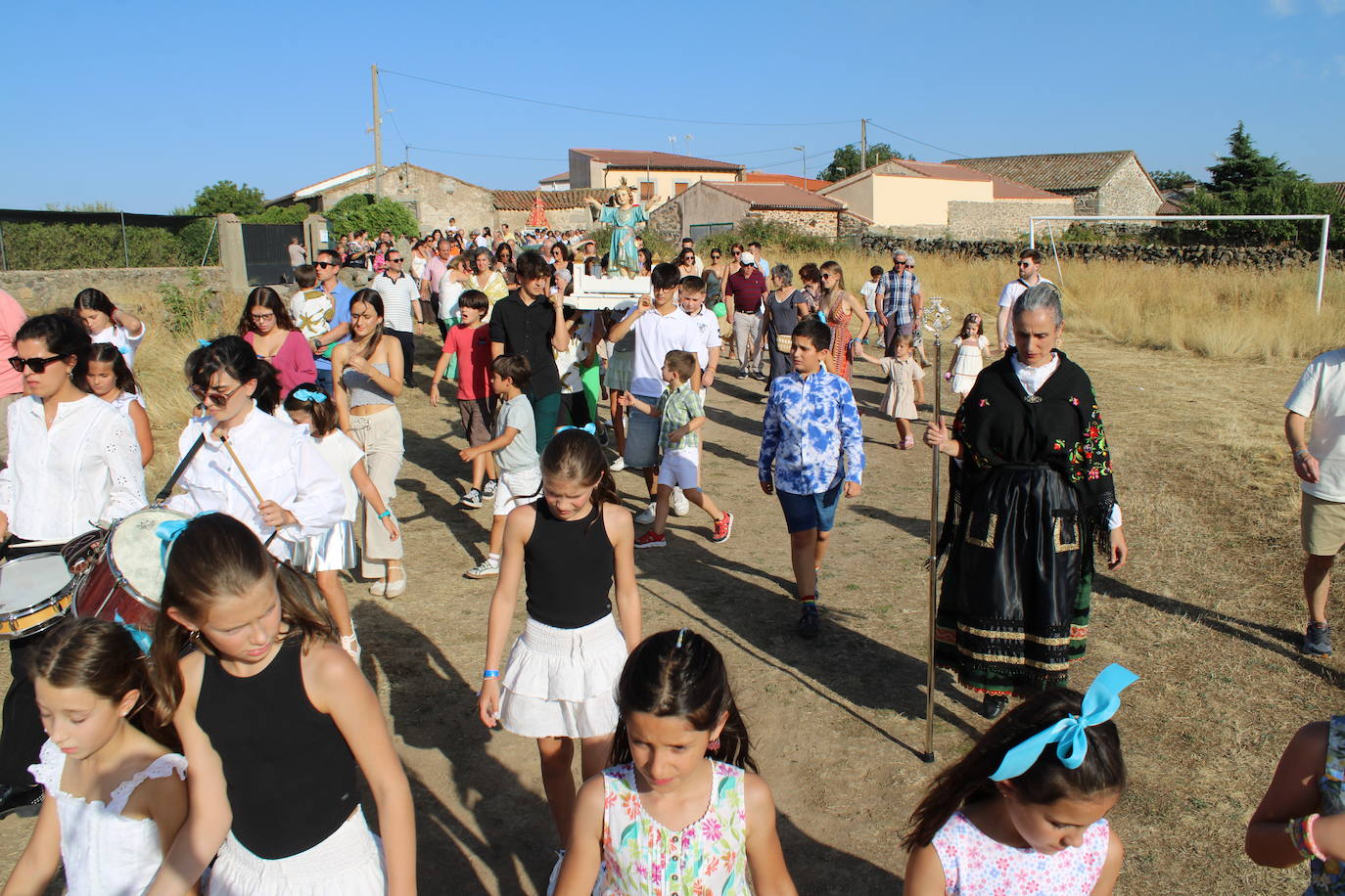 Gallegos de Solmirón acompaña a la Virgen de Gracia Carrero en su regreso a la ermita