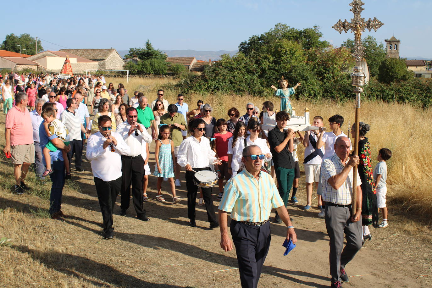 Gallegos de Solmirón acompaña a la Virgen de Gracia Carrero en su regreso a la ermita
