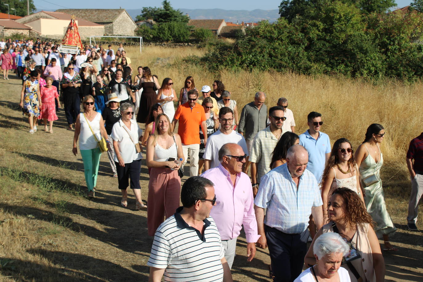 Gallegos de Solmirón acompaña a la Virgen de Gracia Carrero en su regreso a la ermita