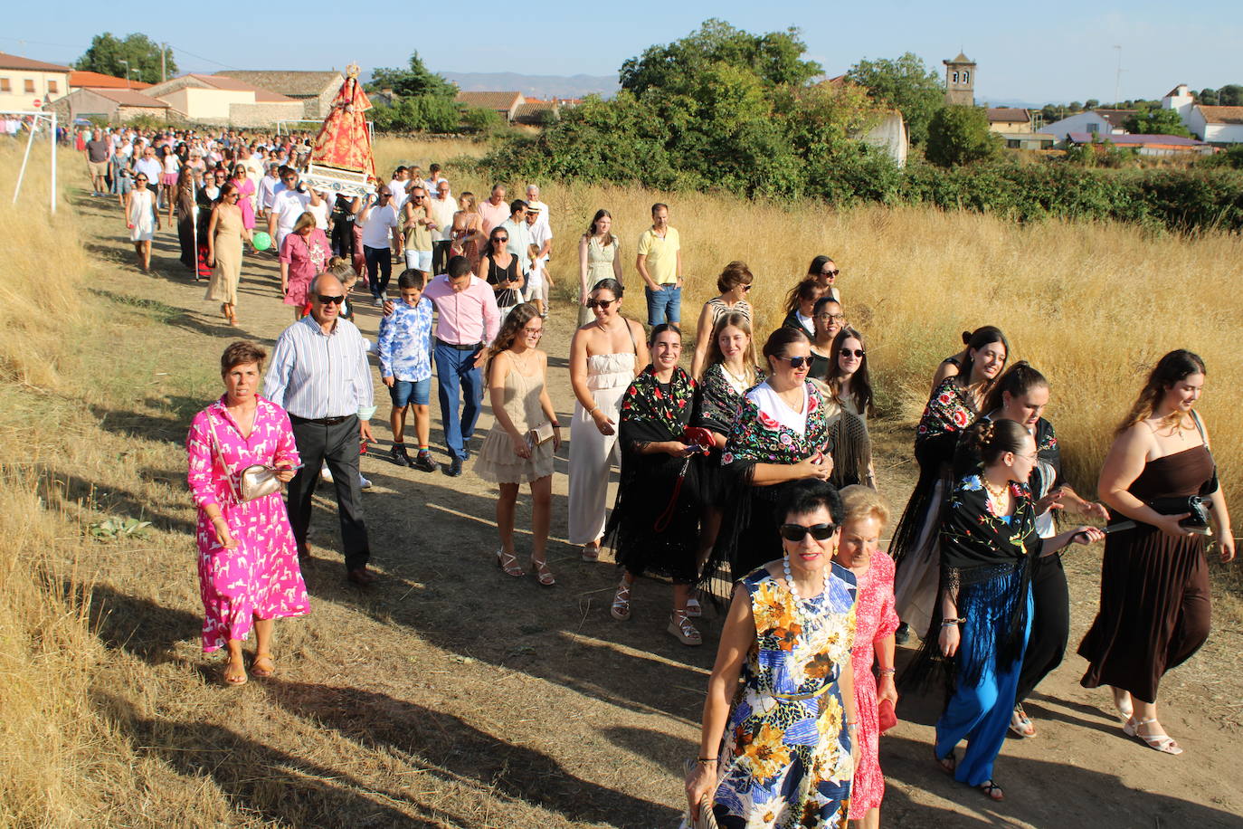 Gallegos de Solmirón acompaña a la Virgen de Gracia Carrero en su regreso a la ermita