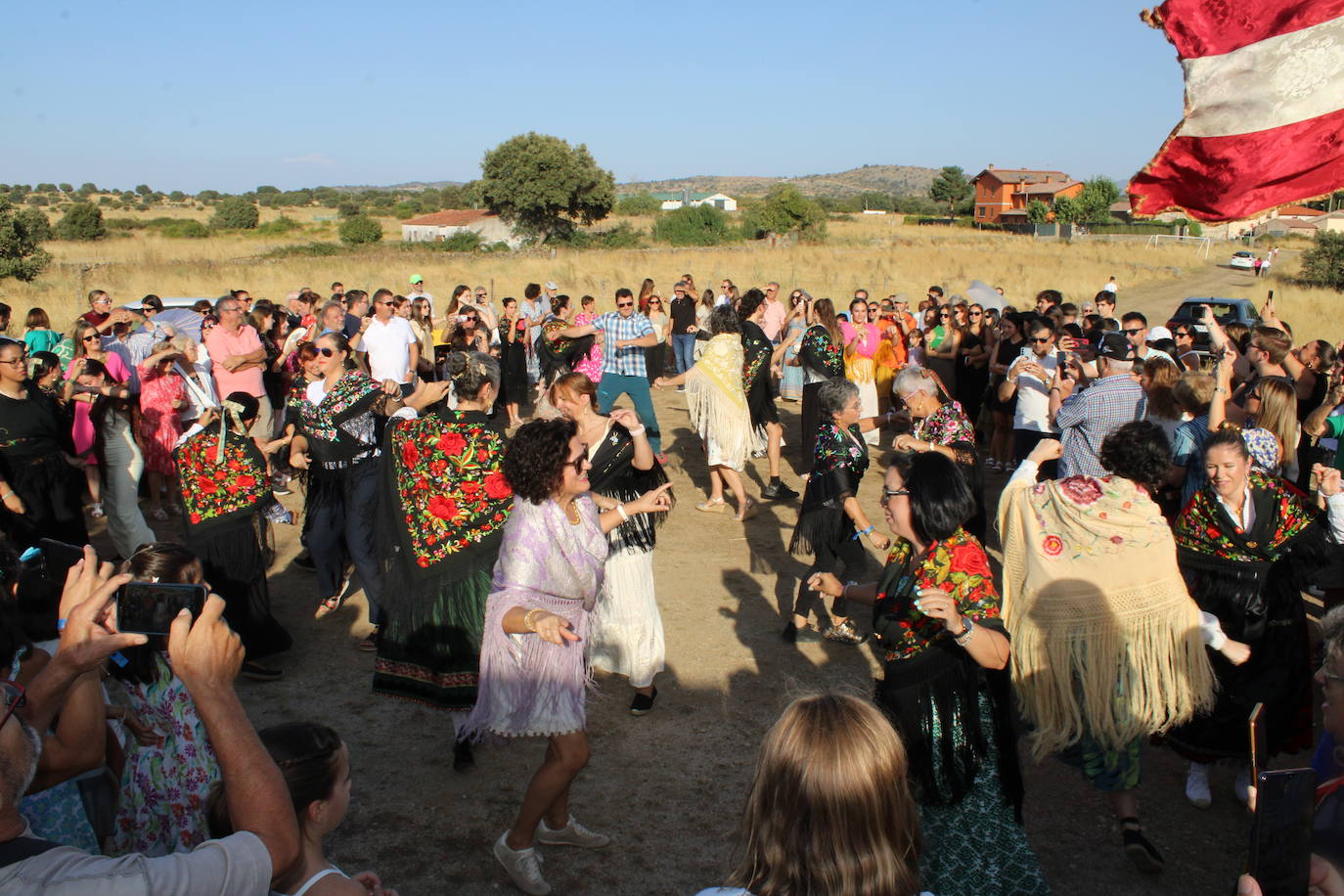 Gallegos de Solmirón acompaña a la Virgen de Gracia Carrero en su regreso a la ermita