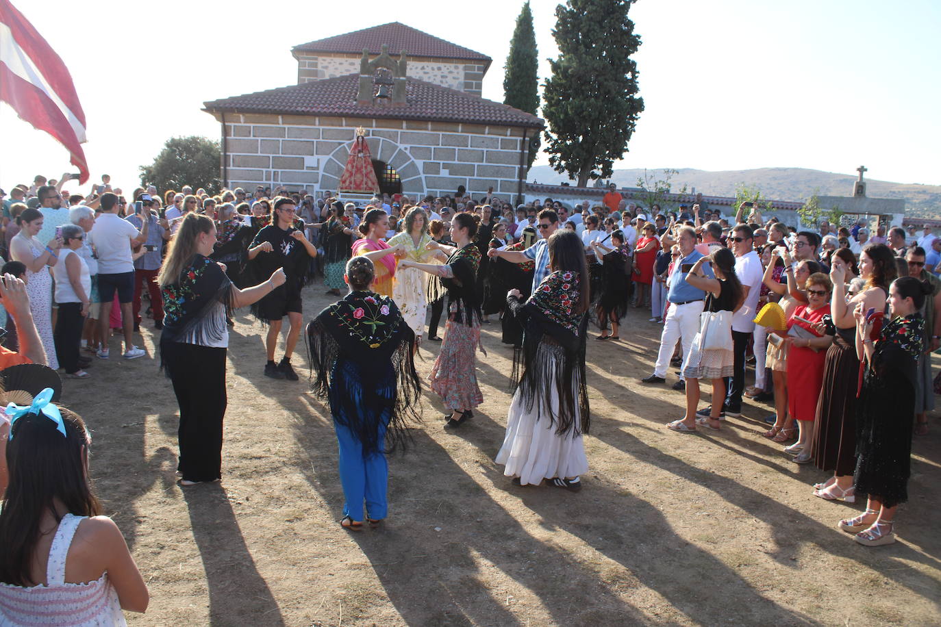 Gallegos de Solmirón acompaña a la Virgen de Gracia Carrero en su regreso a la ermita