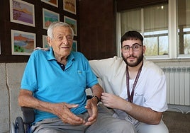 Miguel Caño y Manuel Melo, de 98 y 22 años, en la residencia en la que uno vive y el otro trabaja.