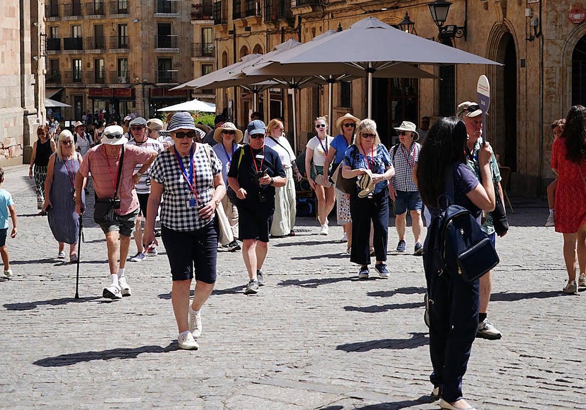 Decenas de turistas, paseando este verano por Salamanca, donde, durante el puente, las reservas han caído respecto a años anteriores.