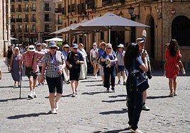 Decenas de turistas, paseando este verano por Salamanca, donde, durante el puente, las reservas han caído respecto a años anteriores.