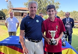 Diego Martín, con el trofeo de campeón de España infantil.
