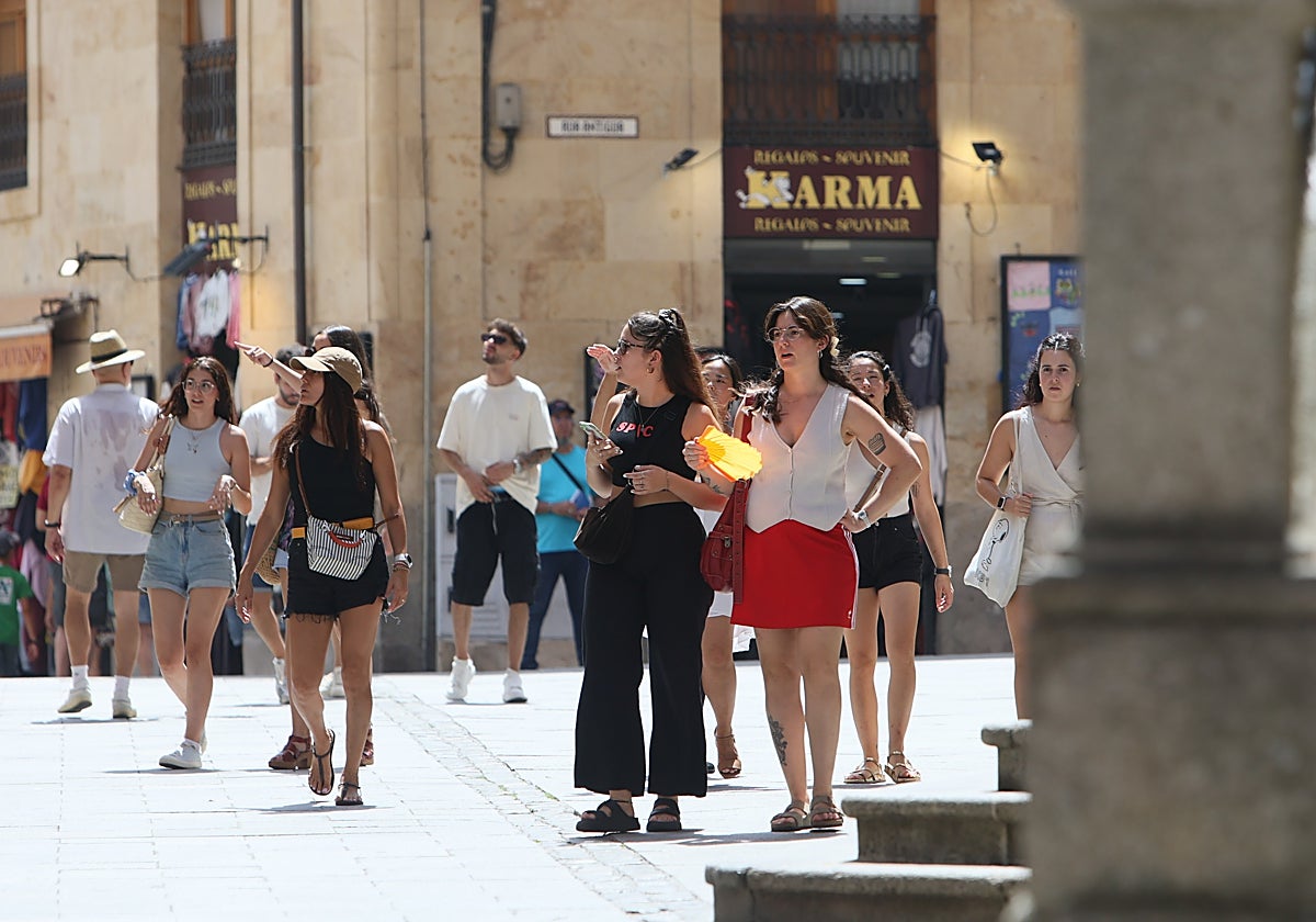 Una turista se abanica mientras visita la ciudad.