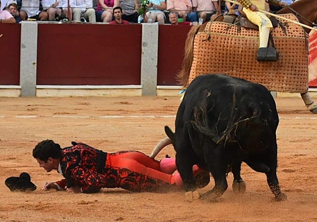 Momento en el que el toro de El Freixo infiere la cornada a Juan Luis Moreno.
