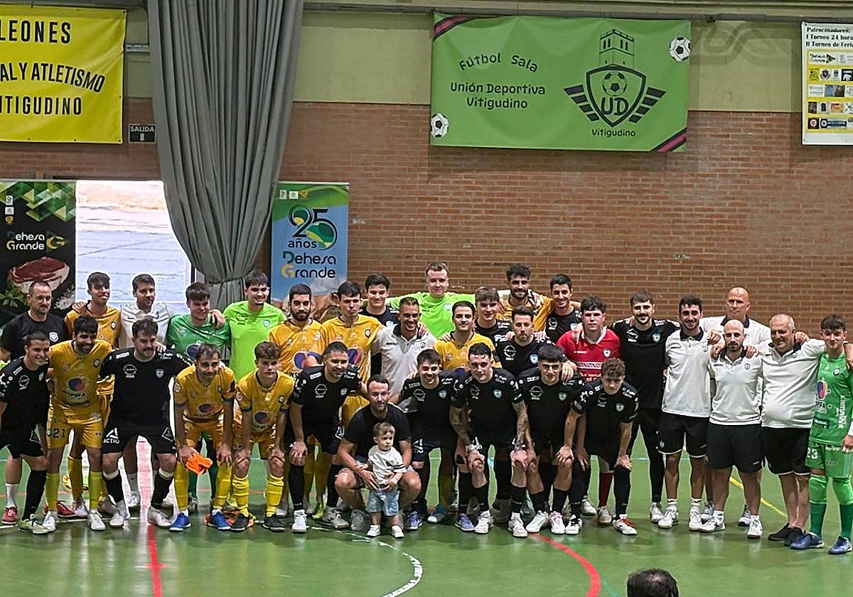 Los dos conjuntos protagonistas del duelo amistoso posan en el encuentro.