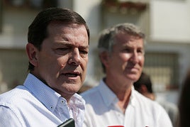 Alfonso Fernández Mañueco atiende a los medios tras los incendios declarados en la Comunidad.