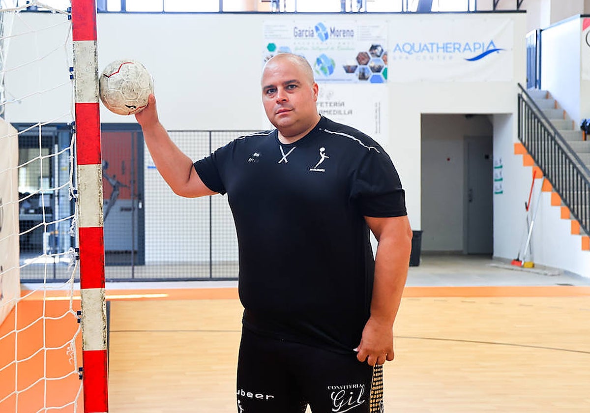 Sebas, jugador del BM Salamanca, apoya el balón contra una de las porterías del Río Tormes.