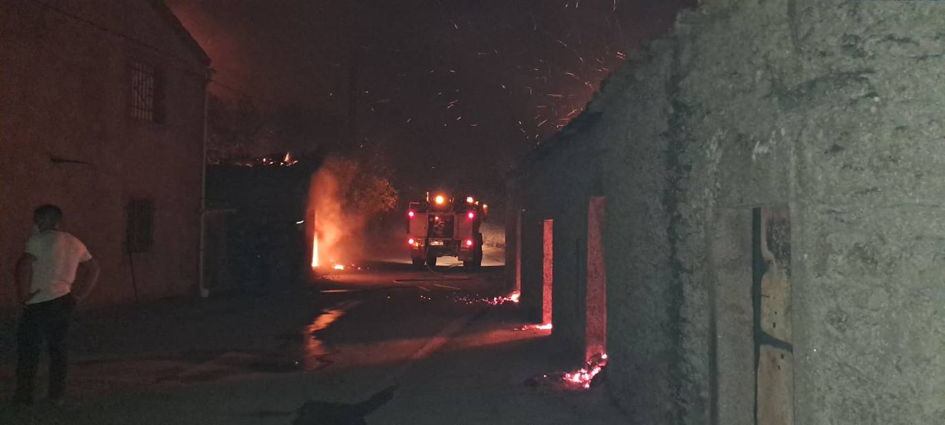 Imagen principal - Salamanca, en llamas: cinco incendios activos, uno en nivel 2, gente desalojada y un pueblo que ha recuperado el agua potable