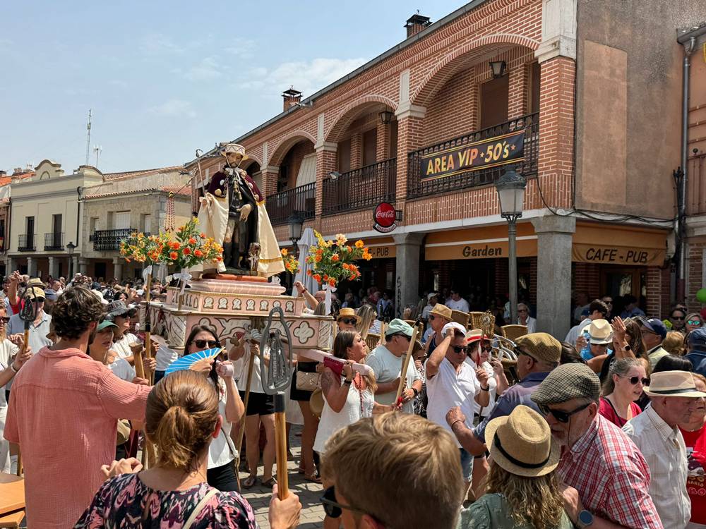 Tradicional y centenaria procesión con San Roque en Macotera