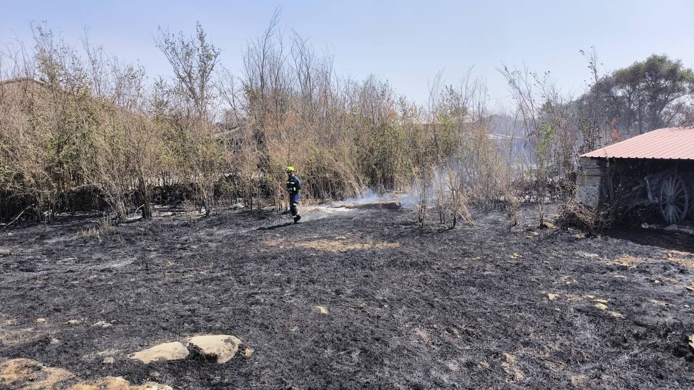 Imagen secundaria 1 - 1) Imagen de una parcela totalmente arrasada por el fuego en Cerezal de Puertas. 2) Un bombero de la Diputación de Salamanca, camina por un terreno totalmente calcinado. 3) Una de las viviendas de Cerezal de Puertas, devastada por las llamas.