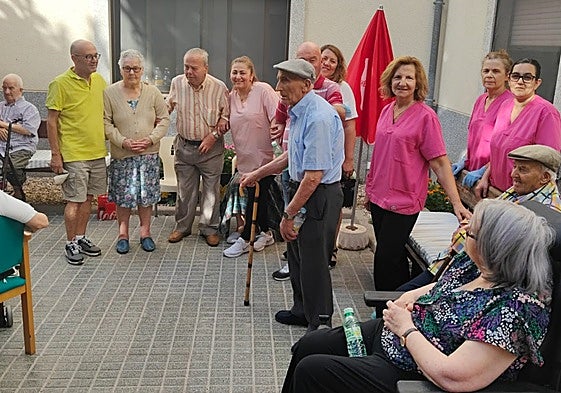 El alcalde de Ledesma, Exuperancio Benito, visitando a los mayores desplazados y alojados en la residencia municipal.