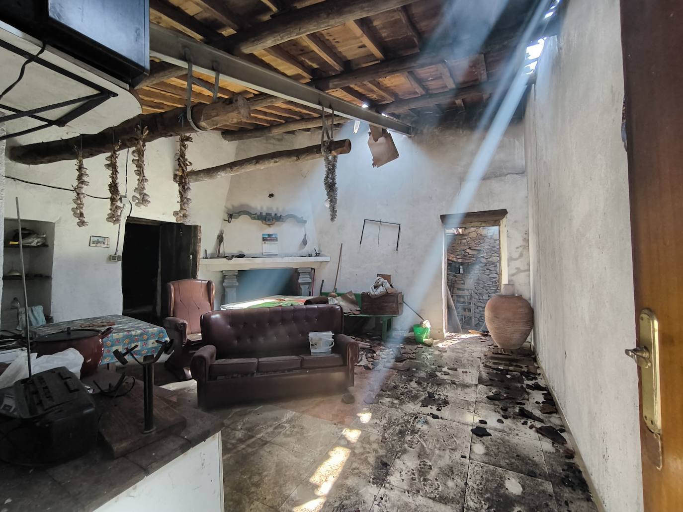 Imagen secundaria 2 - 1) Imagen de una parcela totalmente arrasada por el fuego en Cerezal de Puertas. 2) Un bombero de la Diputación de Salamanca, camina por un terreno totalmente calcinado. 3) Una de las viviendas de Cerezal de Puertas, devastada por las llamas.