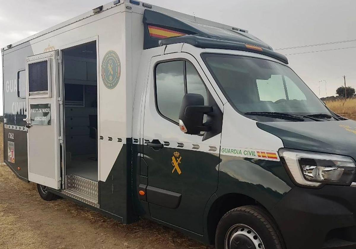 Un furgón de la Guardia Civil de Salamanca, en el lugar en el que se ha desplegado el dispositivo.