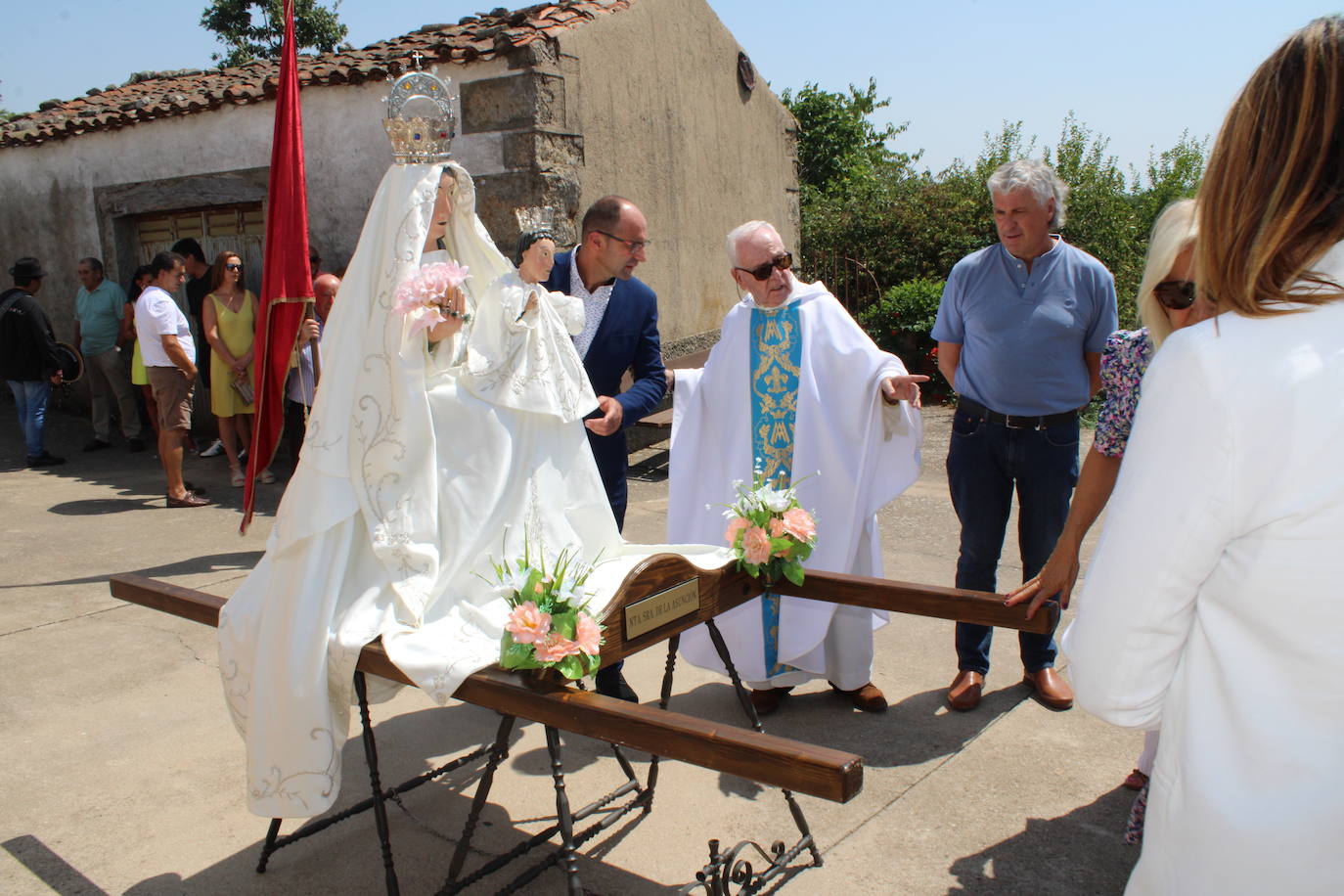 Santa María de los Llanos honra a su patrona