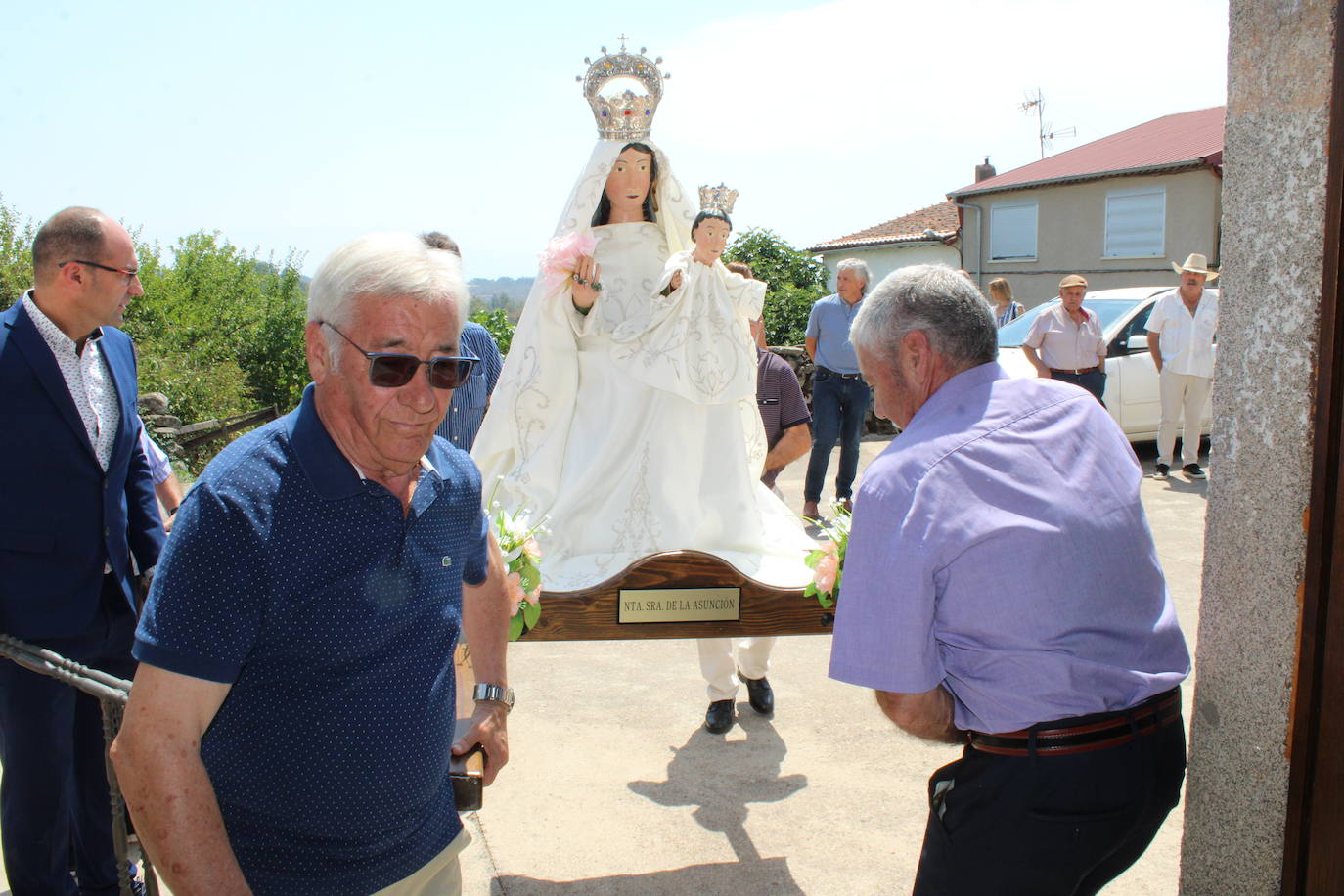 Santa María de los Llanos honra a su patrona