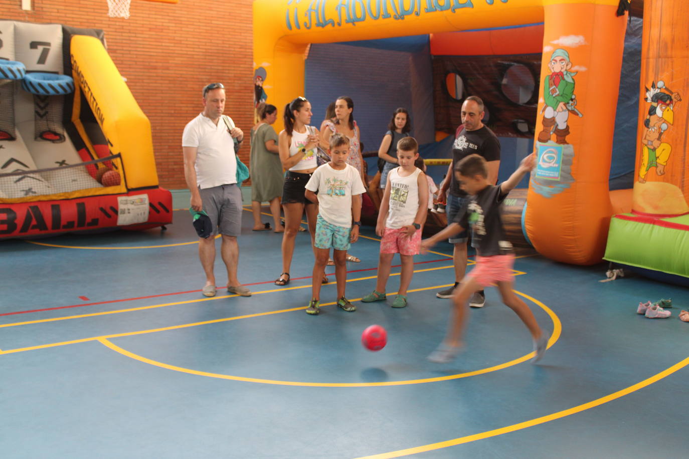 Los niños disfrutan de la fiesta en Guijuelo