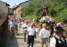 Los fieles acompañaron a San Roque durante la procesión