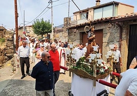 El paso de San Roque ha desfilado por las calles de Vallejera de Riofrío