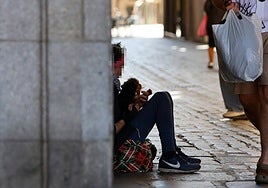 Un indigente, pidiendo limosna en una de las entradas a la Plaza Mayor.