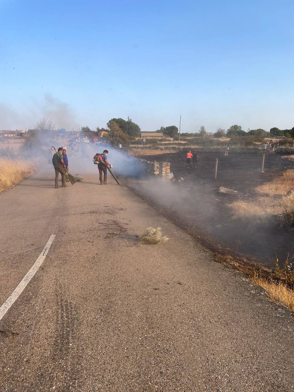 Imagen secundaria 2 - Noche de evacuaciones, pueblos vacíos, residencias desalojadas y albergues abiertos: la batalla contra el fuego en Salamanca sigue viva