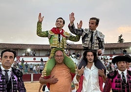 Ismael Martín y Damián Castaño, a hombros en Guijuelo al finalizar el festejo.