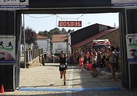 Cristina Rodríguez, vencedora femenina, en los instantes previos a cruzar la línea de meta.