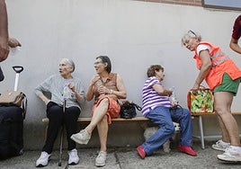 Un grupo de personas desalojadas de Salientes, en el pabellón municipal de Palacios del Sil.