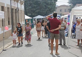 Ambiente en la calle Caballeros, con decenas de puestos.