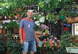 Emilio, frente a algunas de las plantas de su jardín.