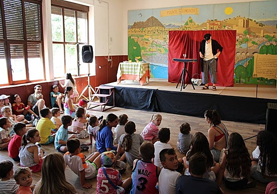 Actuación de Chirimbamba en las escuelas.